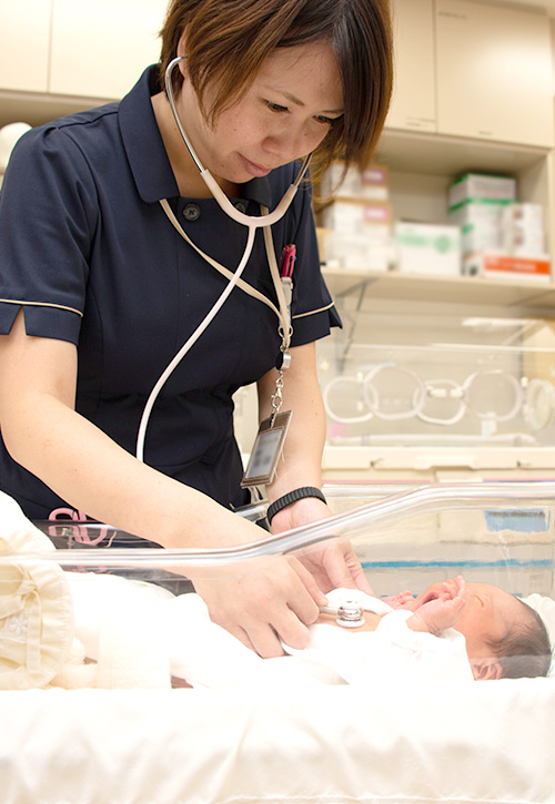 赤ちゃんに聴診器を当てるスタッフ